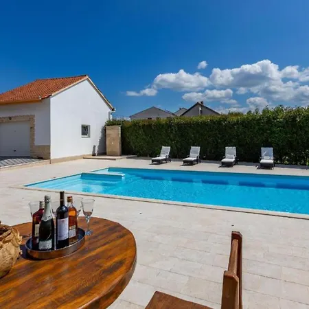Apartamento Peaceful Murvica Pool, Garden, And Modern Comfort