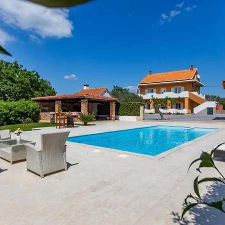 Apartamento Peaceful Murvica Pool, Garden, And Modern Comfort