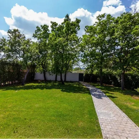 Peaceful Murvica Pool, Garden, And Modern Comfort Apartman