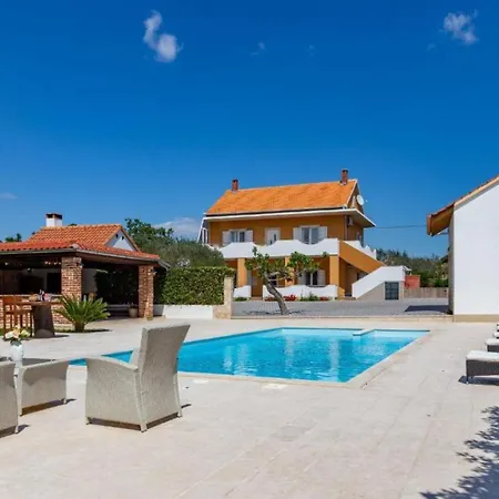 شقة Peaceful Murvica Pool, Garden, And Modern Comfort زادار
