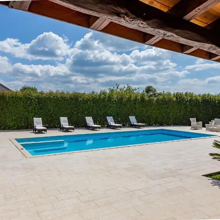 Peaceful Murvica Pool, Garden, And Modern Comfort شقة زادار