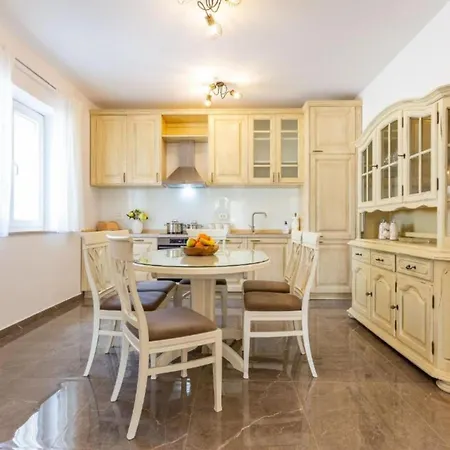 Peaceful Murvica Pool, Garden, And Modern Comfort Apartman
